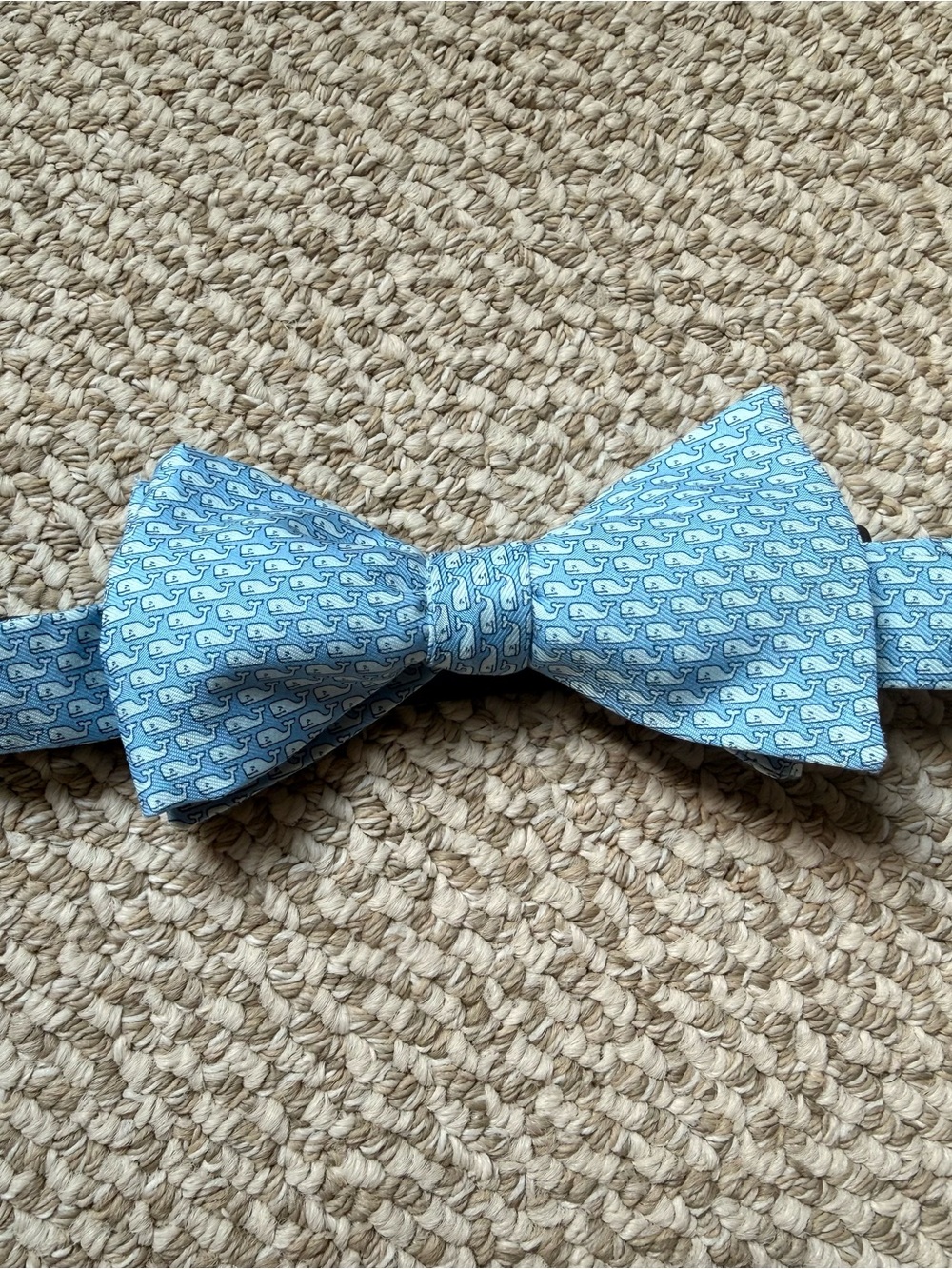 Vineyard Vines Men’s Adjustable Silk Bow Tie-Blue Whale Print